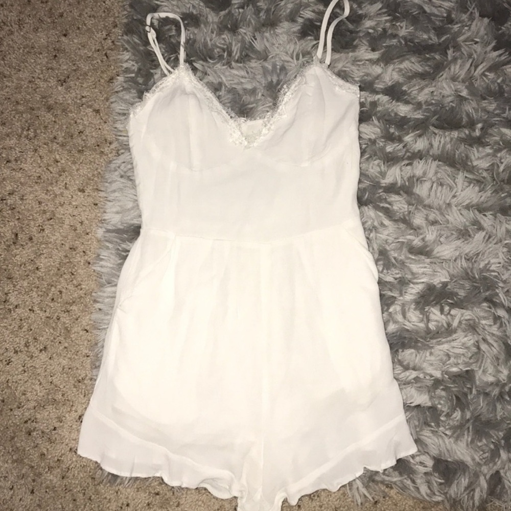 Lucca White Lace Romper Xs NWT 💕☀️